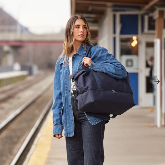 Lo & Sons Catalina Deluxe Travel Bag in Deep Navy with Desert Horse Park Logos - Picture 2 of 6